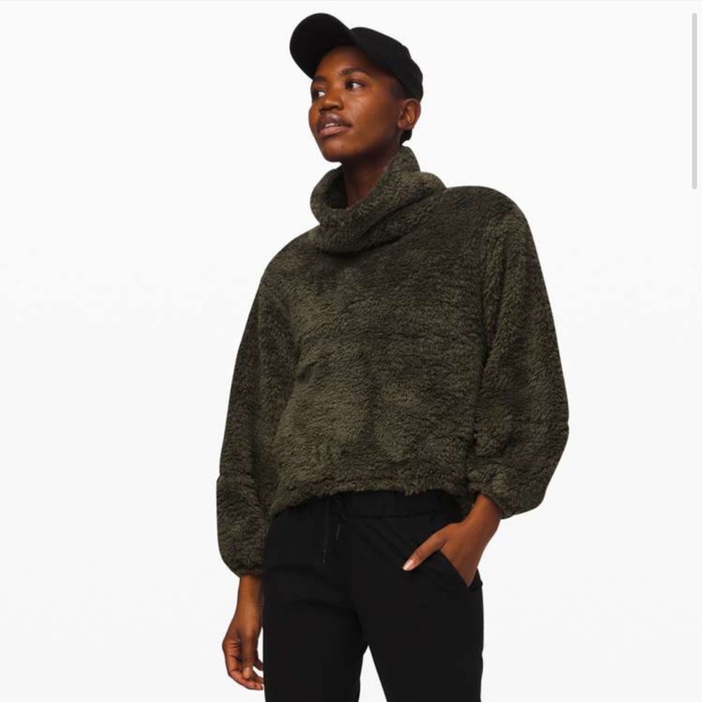 Lululemon warmth restore sherpa pullover in olive green. NEVER WORN.